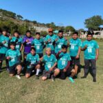 Alcalde entrega uniformes deportivos a jóvenes futbolistas de la zona alta