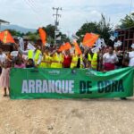 Mauricio Andrade da arranque a la pavimentación en la localidad El Aguacate